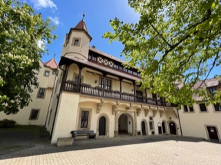 Schlosshof - im EG auch Küfermusem und rechts die Schmiede